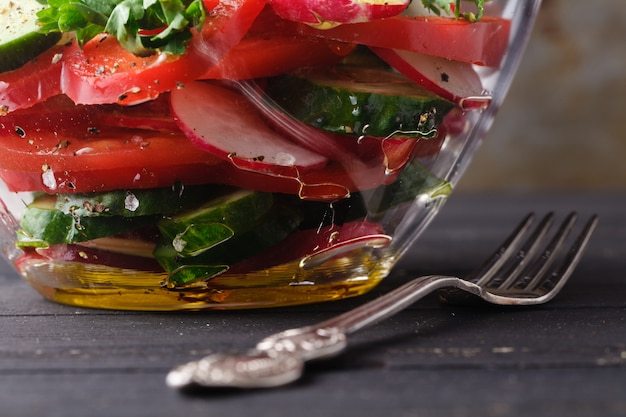 Gesunder grüner Salat mit Tomaten, Pfeffer, Zwiebeln und Rucola