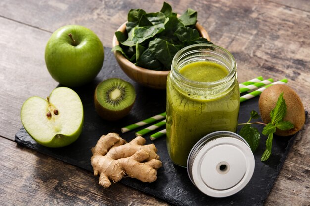 Gesunder grüner Smoothie im Glas