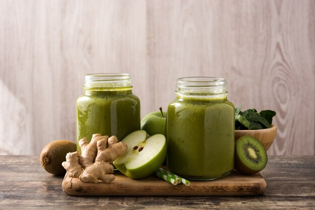 Gesunder grüner Smoothie im Glas