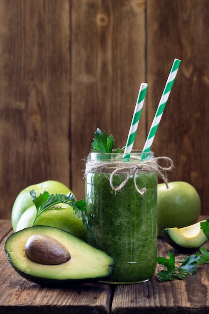 Gesunder grüner Smoothie mit Avocado und grünem Apfel