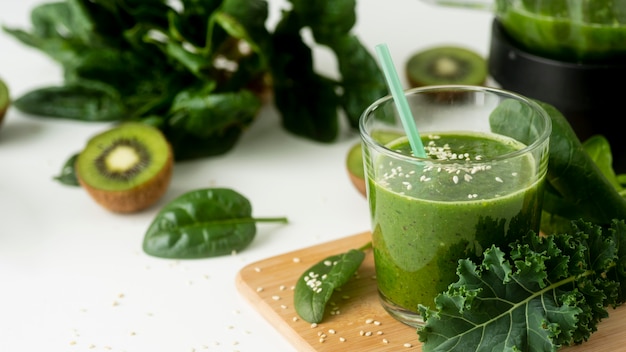 Foto gesunder grüner smoothie mit hohem winkel