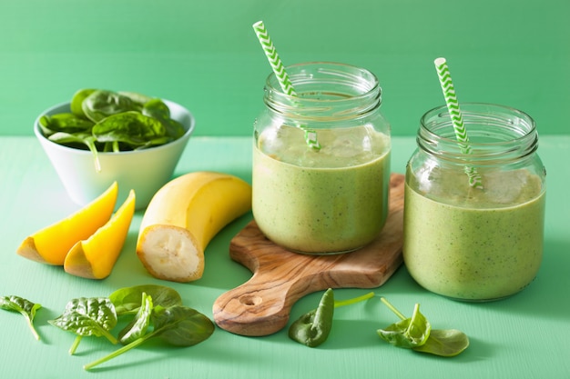 Gesunder grüner Smoothie mit Spinat-Mango-Banane in Gläsern