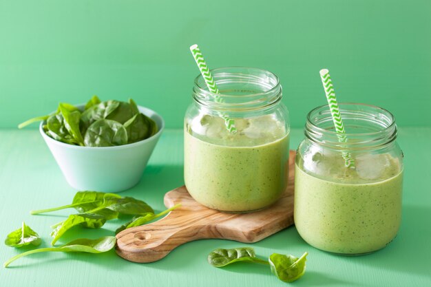 Gesunder grüner Smoothie mit Spinat-Mango-Banane in Gläsern