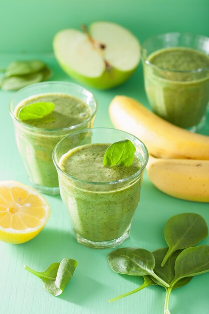 Gesunder grüner Smoothie mit Spinatblättern Apfel-Zitronen-Banane