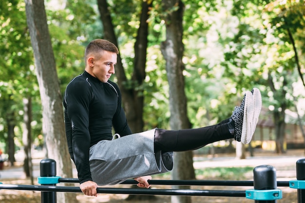 Gesunder, gutaussehender aktiver Mann mit fittem muskulösem Körper, der Trainingsübungen macht