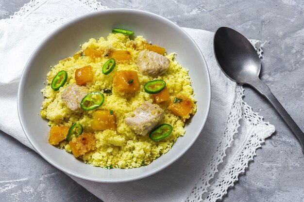 Gesunder hausgemachter Couscous-Salat mit Hühnchen, Mango und Chili