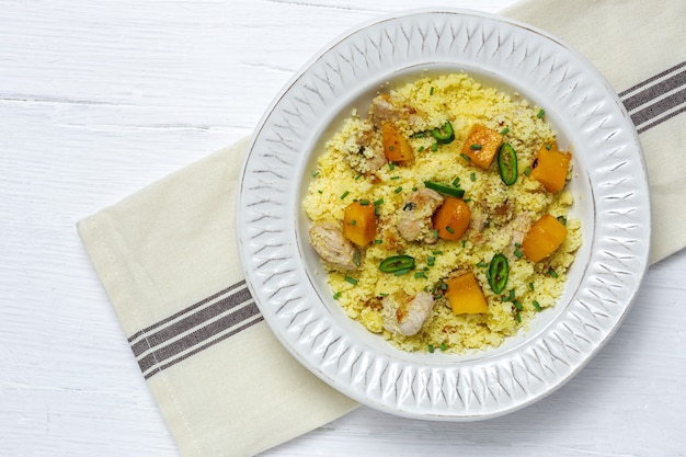 Gesunder hausgemachter Couscous-Salat mit Huhn, Mango und Chili