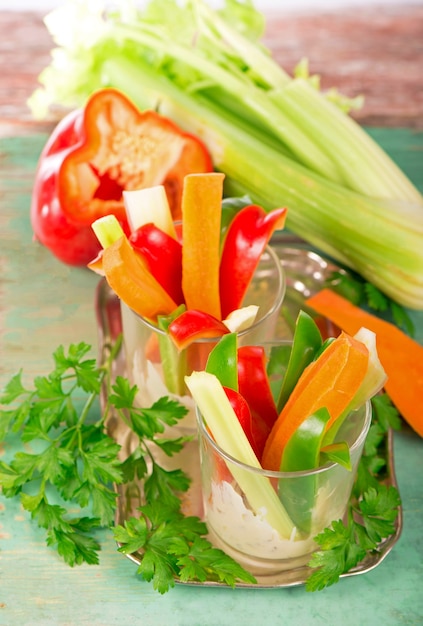 Gesunder hausgemachter Jar-Salat - Gesundes Essen, Diät, Detox, Clean Eating oder vegetarisches Konzept