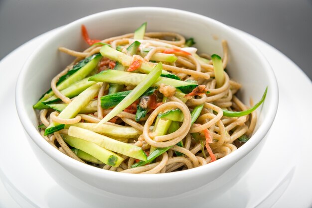 Gesunder hausgemachter Nudelsalat mit Tomaten