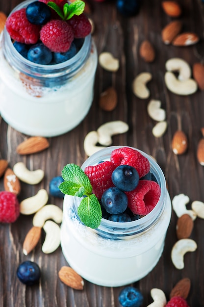 Gesunder Joghurt mit Bauch und Nüssen