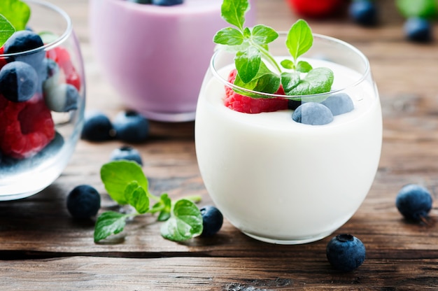 Gesunder Joghurt mit Beeren und Minze