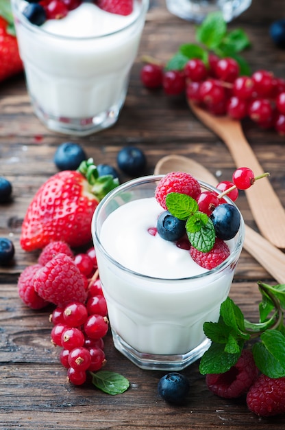 Gesunder Joghurt mit Beerenmischung