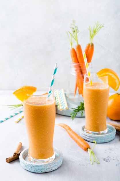 Gesunder Karotte Smoothie mit Orange und Zimt im Glas