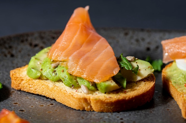 Gesunder Lachs und Avocado-Toast