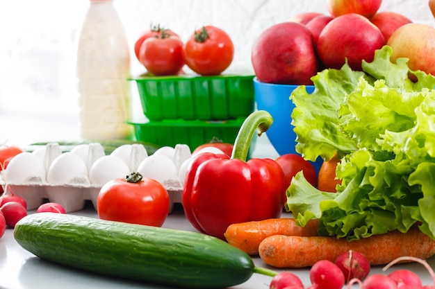 gesunder Lebensmittelhintergrund, Gemüse, Obst, Eier und Milchprodukte auf weißem Tisch, Draufsicht