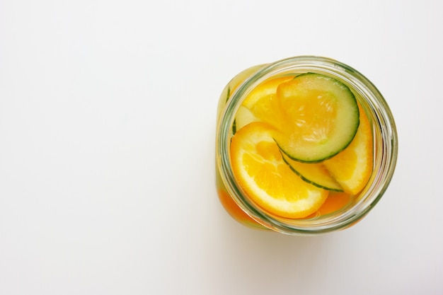 Gesunder Lebensstil. Detox-Drink mit Gurke, Zitrone, Orange, Ingwer im Glas