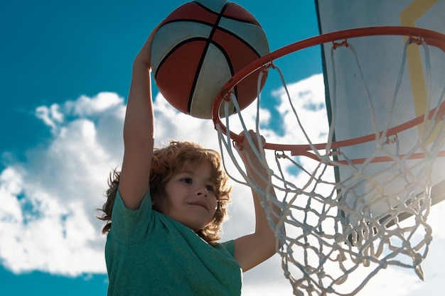 Gesunder Lebensstil für Kinder, Nahaufnahme des Gesichts eines Basketballspielers, der Slam Dunk macht