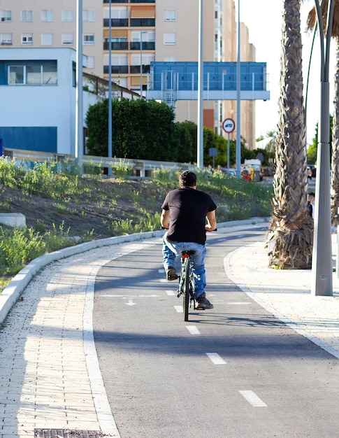 Gesunder Lebensstil Mann mit dem Fahrrad in der Stadt