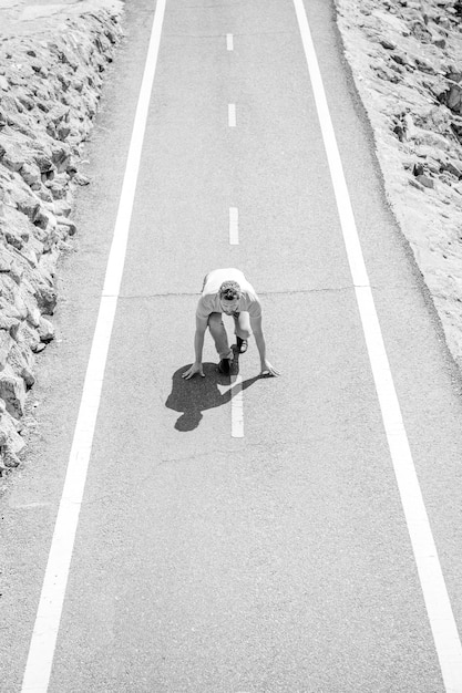 Gesunder Lebensstil reifer Mann auf der Straße beginnt Sportaktivität voller Energie Kerl bereit zu laufen