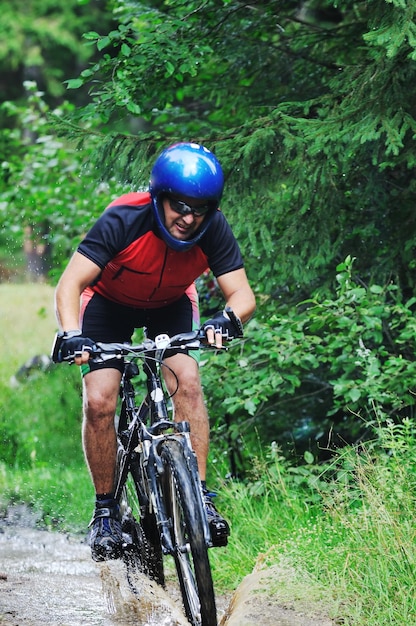 Gesunder Lebensstil und Fitnesskonzept mit Mount-Bike-Mann im Freien