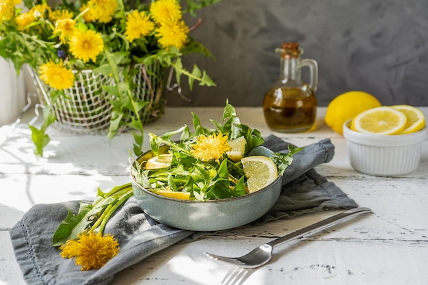 Gesunder Löwenzahnsalat mit Olivenöl, Zitronensaft und Gewürzen