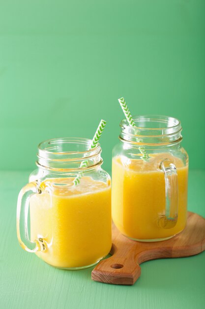 Gesunder Mango-Ananas-Smoothie in Einmachgläsern