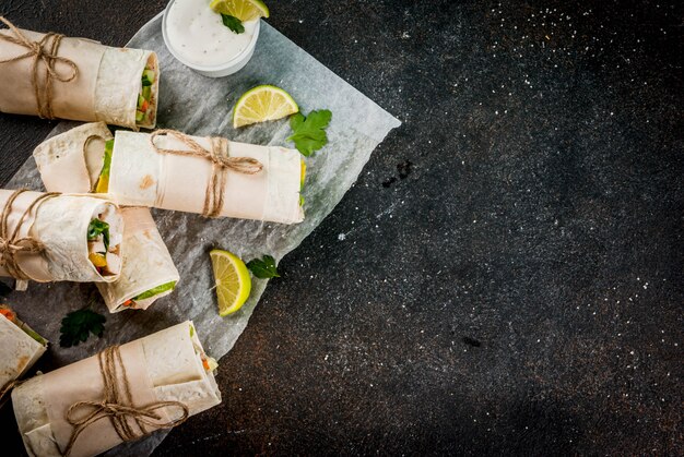 Gesunder Mittagssnack. Stapel mexikanische Straßenlebensmittel Fajitatortillaverpackungen