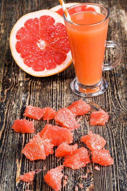 Gesunder natürlicher Grapefruitsaft aus saftigen roten Grapefruits