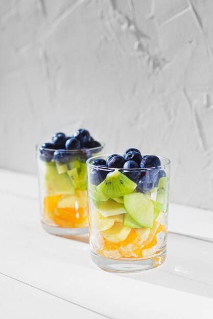 Gesunder Obstsalat-Snack auf weißer Wand