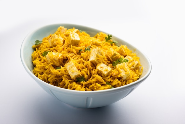 Gesunder Paneer Pulav ODER Pilaw mit Basmatireis, serviert in einer Schüssel oder einem Teller, indisches Essen