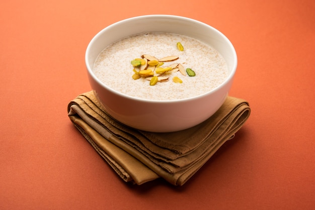 Gesunder Rajgira Kheer oder süßer Amaranth-Brei