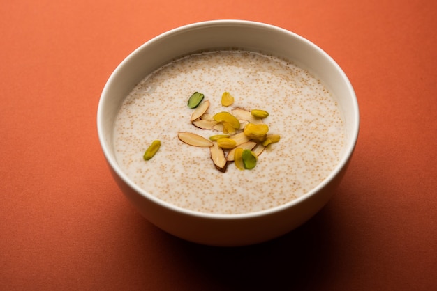 Gesunder Rajgira Kheer oder süßer Amaranth-Brei