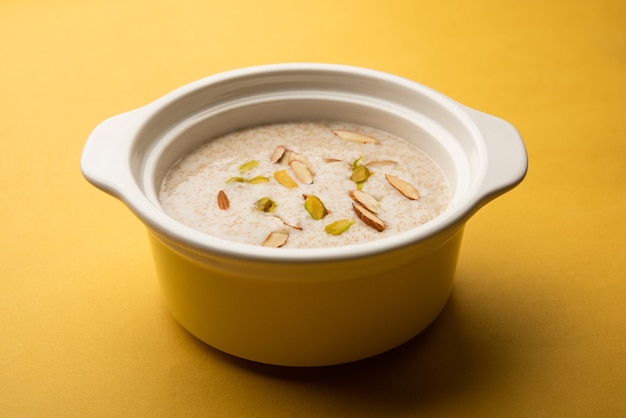 Gesunder Rajgira Kheer oder süßer Amaranth-Brei