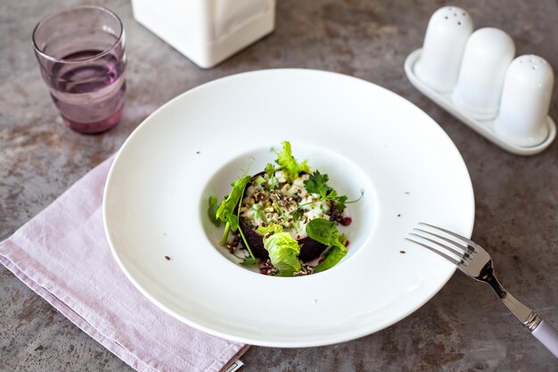 Gesunder roher veganer Salat im Restaurant