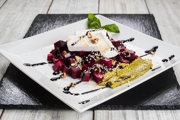 Gesunder roher veganer Salat mit Rote-Bete-Käse und Pesto