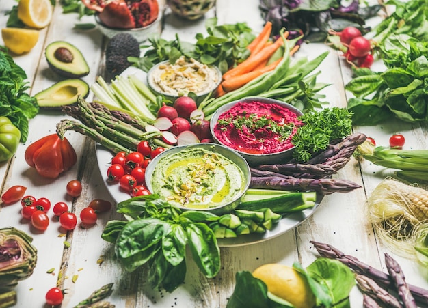 Gesunder roher veganer Sommer-Snackteller für vegane Partys