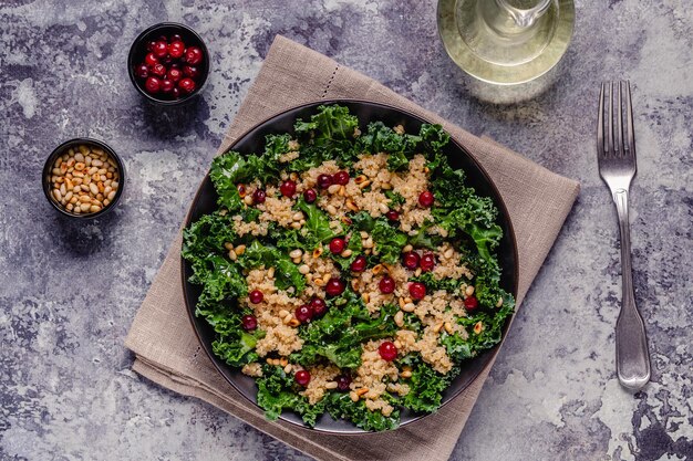 Foto gesunder rohkohl- und quinoa-salat mit cranberry und pinienkernen