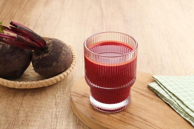 Gesunder Rote-Bete-Saft, kaltgepresster Saft, serviert im Glas mit frischer roter Bete.