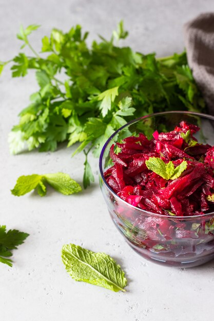 Gesunder Rote-Bete-Wurzeln Salat des strengen Vegetariers mit Nüssen und Kräutern