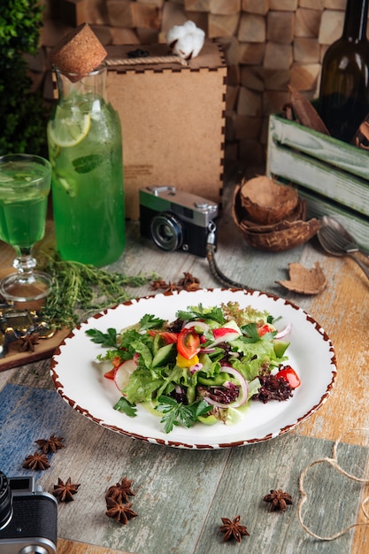 Gesunder rustikaler Gartensalat von frischem Gemüse