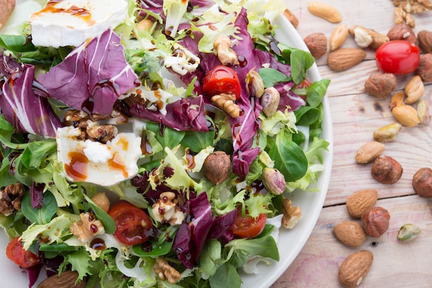 Gesunder Salat auf Teller