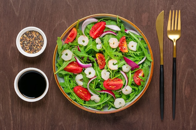 Gesunder Salat aus frischem Gemüse mit Garnelen