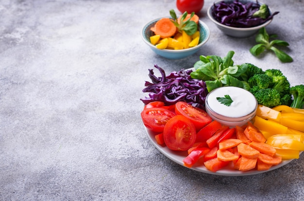 Gesunder Salat aus Regenbogengemüse