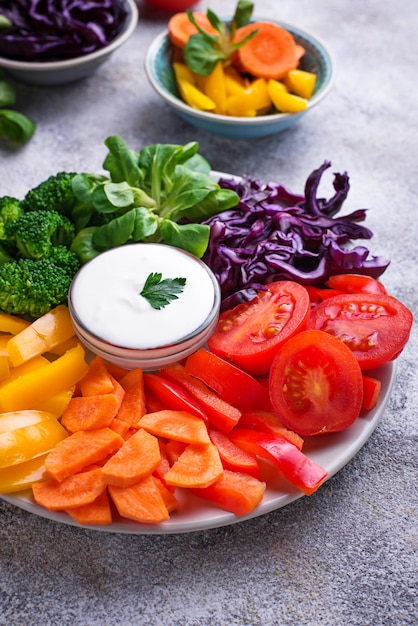 Gesunder Salat aus Regenbogengemüse