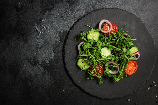 Foto gesunder salat, blattsalat (mikrogrün, gurke, tomate, zwiebel, andere zutaten)