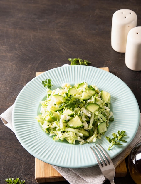 Gesunder Salat Detox Spring veganer Salat mit Kohlgurken, Frühlingszwiebeln und Petersilie