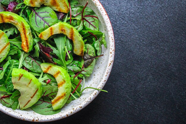 Gesunder Salat gegrillte Avocado und grüne Blätter