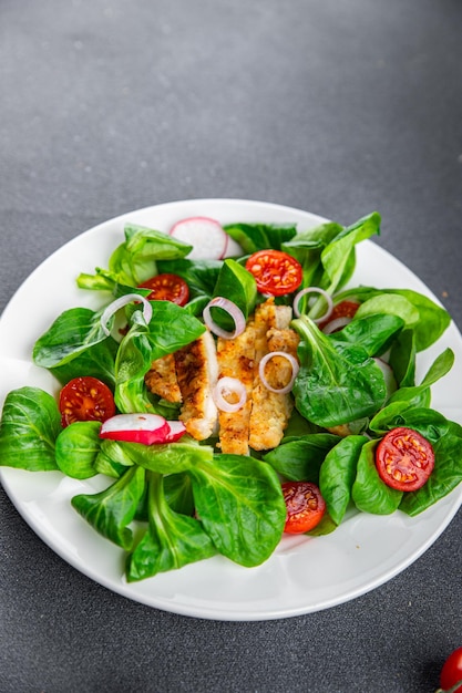 gesunder salat hähnchenfleisch, gemüse, tomaten, radieschen, grüne blätter mischen salat gesunde mahlzeit essen