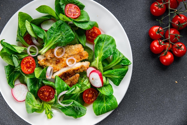 gesunder salat hähnchenfleisch, gemüse, tomaten, radieschen, grüne blätter mischen salat gesunde mahlzeit essen