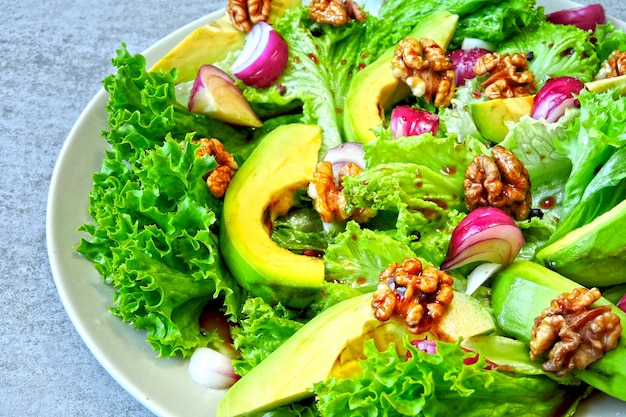 Gesunder Salat mit Avocado, blauer Zwiebel und Walnüssen. Keto Salat Superfoods